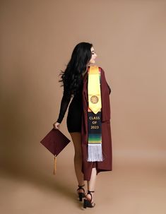 Masters Grad Photo Ideas, Picture Ideas For Graduation, Graduation Picture Ideas In Studio, Simple Graduation Photoshoot, Grad Photo Shoot Ideas, Masters Graduation Pictures Studio, Graduation University Photography, Cap And Gown Studio Portraits, Natural Hair Graduation Pictures