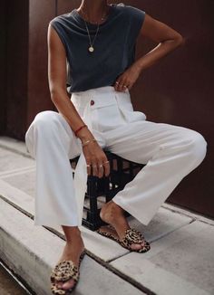 Estos Looks Con Pantalones Blancos Anchos Definitivamente Te Inspirarán – Cut  Paste – Blog de Moda White Sandals Outfit, Minimalist Moda, Minimalistic Outfits, Black And White Outfit, Look Retro, Sandals Outfit, White Sandals, Cool Street Fashion, 50 Shades