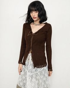 A knit cardigan that is gentle to the touch and useful for changing seasons.

The bold open design allows you to show just the right amount of skin, giving it a mature look that isn't too sweet.

The sizing has a slightly loose silhouette and long sleeves for a relaxed feel.

◾️Model
Height/Weight: 160cm/44kg
Try-on size: S




Size (cm)
Length
Shoulder
Chest
Sleeve Length


S
52
30
70
61


M
54
32
74
62


L
56
34
78
63 Autumn Knitwear, Overlay Skirt, Moda Vintage, Spring Tops, Mode Vintage, Styl Vintage, Vintage Skirt, Vintage Stil, Brunei