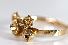 a close up of a gold ring with a cat on it's back end