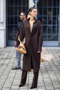 De bruine broek is het hoogtepunt van quiet luxury Bianca Balti, Vogue France, Summer Coats, Daily Outfit Inspiration, Denim Trends, Formal Casual, Summer Chic, Carrie Bradshaw, Spring Summer Dress