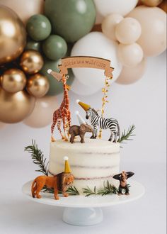 Alt=“jungle animals on top of wild one themed birthday cake with balloon garland”> Wild One Neutral Birthday, Safari Birthday Cake Ideas, Birthday Zoo Theme, Cake 1st Birthday, Safari Bday Cake, Safari Animal Birthday Cake, Wild Animals Cake, Cake With Animals, Wild One Birthday Smash Cake