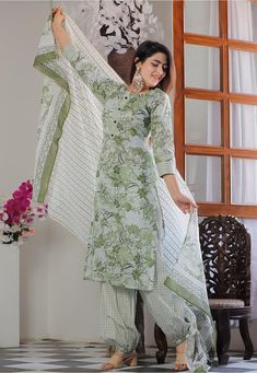 Printed Cotton Punjabi Suit in Green Simple Indian Suits, Patiala Dress, Punjabi Salwar, Look Festival, Designer Punjabi Suits, Punjabi Outfits, Simple Kurti Designs, Salwar Designs, Patiala Suit