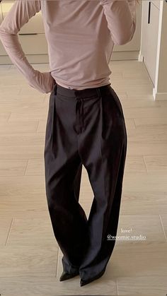 Baggy Shirts, Reflection Photos, Corporate Chic, Elegant Beauty, Baggy Trousers, Current Styles, Beauty Style, Fashion Inspiration, Clothing Items