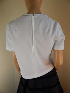 Womens simple blouse with black topstitching bust 39 length 21 front darts back zipper super cute!! Womens Blouses, Simple Blouse, Vintage Blouse, Blouse White, Blouse Vintage, Chef's Jackets, Blouses For Women, Blouses, Super Cute