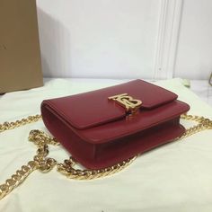 SHOP MORE LUXURY PRODUCTS HERE Description Burberry Tb Chain Belt Bag Red For Women, Women’s Bags 6.6in/17cm Size : 17 x 12 x 6 cm / 6.6 x 5 x 2.5 inches (Length x height x width) A fresh take on our structured TB bag, crafted in Italian-tanned. The style is highlighted with our Thomas Burberry Monogram clasp. Wear on the shoulder or across the body. Gold-tone hardware and monogram accentInterior design lining, interior pocketsAdjustable and removable waist strap drops 34in/86cmFold-over f Burberry Monogram, Thomas Burberry, Luxury Products, Waist Strap, Chain Belt, Evening Clutch Bag, Luxe Fashion, Burberry Bag, New Bag