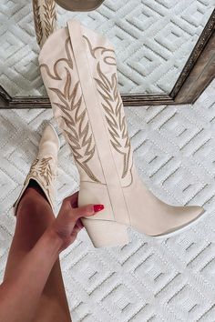 Product details: Color base: Off white Vegan synthetic leather Embroidered tall boot Insole material: padded Sole of heel: leather wrap heel Pointed toe Hidden side zipper True to size Sizing: Shaft height: 13.75" Heel height: 2.5" Talavera Wedding, Western Inspired Outfits, Cute Cowgirl Boots, Botas Western, Womens Cowgirl Boots, Belly Shirts, Wedding Boots, Tan Boots, Wrap Heels