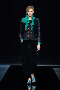 Giorgio Armani Fall 2021 Ready-to-Wear Fashion Show Collection: See the complete Giorgio Armani Fall 2021 Ready-to-Wear collection. Look 5 Runway Top, Armani Collection, Fashion Trends Winter, Armani Prive, Milano Fashion Week, Indian Culture, Fashion Suits, Vogue Russia, Green Fashion