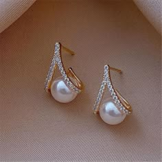 Pearl Earrings Designs, Dangle Earrings Wedding, Gold Earrings Models, New Gold Jewellery Designs, Diamond Earrings Design, Gold Bridal Jewellery, Gold Bridal Jewellery Sets, Gold Rings Fashion, Glitter Earrings