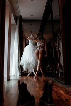 Budoire Bridal, Bridal Lingerie Photoshoot, Bouidor Photography, Dark Wedding, Bridal Photoshoot, Foto Tips, Wedding Photos Poses