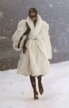 slavic aesthetic Russian Winter, Mob Wives, Russian Fashion, White Fur, Winter Fits, Coat Outfits, Mode Inspo, Fur Fashion