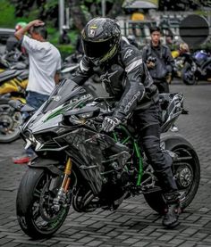 The Ninja H2® and Ninja H2® Carbon motorcycles bring the mind-bending power of Kawasaki's supercharged hypersport racer to the street. Boasting a powerful 998cc inline four-cylinder engine, state-of-the-art electronics, and the latest Brembo® brakes, the Ninja H2 and Ninja H2 Carbon amount to pure performance on the road

#kawasaki #kawasakibike #mostpowerfulbike #famousbike #sportsbike #higherccbike #ninja #h2 #superbike #worldfasterbike Honda Sport Bikes, Tmax Yamaha, Kawasaki Motor, Z 800