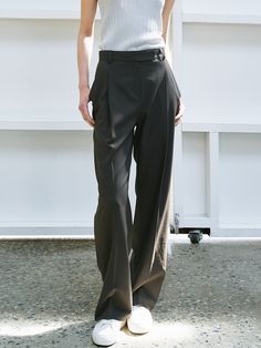 Editor's Notes Soft and drapery, these lightweight pants have semi wide silhouette in maxi length. They are accentuated with voluminous tucked front for both formal and casual styles. - Airy, breathable fabric- Intended for a relaxed fit- Single tucked detail through front- Classic hook and eye closure- Side and back pockets- Refined, essential moodMeasurements(in.)Size (26/28/30)- Length: 40.16 in / 40.75 in / 41.34 in - Waist: 13.39 in / 14.17 in / 14.96 in - Hip: 18.50 in / 19.29 in / 20.08 in - Thigh: 13.19 in / 13.58 in / 13.98 in - Rise: 11.81 in / 12.13 in / 12.44 in - Hem: 9.84 in / 10.24 in / 10.63 in * Model info: Height 5' 7 Waist 23.5, wearing Size 26 / Height 5' 8 Waist 23, wearing Size 26Composition & Care- 100% Polyester - Dry Baggy Wide-leg Dress Pants For Workwear, Elegant Baggy Wide Leg Pants For Work, Elegant Baggy Straight-leg Dress Pants, Elegant Baggy Straight Leg Dress Pants, Baggy High-waisted Wide Leg Pants For Formal Occasions, Formal Baggy High-waisted Wide Leg Pants, Formal High-waisted Baggy Wide Leg Pants, Baggy Formal Pants For Fall, Elegant Baggy Dress Pants For Fall