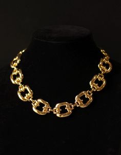 Length: 18 inches Width: Approx. 0.9 inches Style: Chunky rectangular chain links Clasp: Hidden hinge (unsigned) Condition: Excellent vintage condition This stunning vintage chunky gold-tone necklace features bold rectangular chain links. The well-crafted design is both heavy and substantial, measuring approximately 0.9 inches wide, with a sleek hidden hinge clasp for a seamless finish. Measuring 18 inches in length, this necklace is in excellent vintage condition. I do not routinely pack in gift boxes to prevent excess waste. Your item will be in a clear plastic baggie and securely padded for transport.   I am not a professional jewelry expert, and the information provided in this listing is based on my best knowledge and research. The vintage piece(s) you are considering is being sold as Luxury Antique Chain Necklace, Luxury Vintage Necklace With Curb Chain, Luxury Victorian Chain Link Jewelry, Hidden Hinges, Vintage Runway, Professional Jewelry, Chain Links, Gold Tone Necklace, Chain Link Necklace