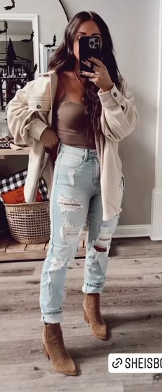 Casual Date Night Outfit No Heels, Comedian Show Outfit, Shacket Outfits Fall, Orlando Fall Outfits, Fall Outfits For Brunettes, Fall Photo Outfit Ideas, Trendy Thanksgiving Outfits 2022, Fall Movie Night Outfit, Chilly Summer Night Outfit