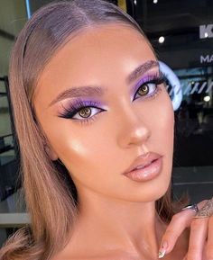 Makeup, maquiagem,ميك أب،Maquillaje Tuns Bob Lung, Gala Make Up, Grad Makeup, Purple Eyeshadow Looks, Purple Makeup Looks, Purple Eyeliner, Mekap Mata, Prom Eye Makeup, Purple Eye Makeup