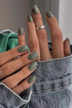 Complimentary Nail Colors, Nails For Family Pictures, September Gel Nail Ideas, Nice Nail Colors, Fall Nail Colors Black Women, Classy Nail Colors, Neutral Dip Nails, Short Fingernails, Nail Inspo Trendy