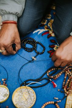 Una edición limitada de 108 malas y una pulsera a juego ensartadas a mano en Nepal con atrevidas cuentas de obsidiana y un dije de dorje de latón envejecido.

 La obsidiana no sólo es impresionante sino también única, ya que cada piedra revela su propia banda translúcida. Parecen casi negros, pero presentan una iridiscencia metálica según cómo se miren.

 El punto focal principal del conjunto es el antiguo colgante de latón dorje de Katmandú. Simbólicamente, un dorje representa el "rayo de la iluminación".







 La obsidiana es una piedra muy protectora y excelente para eliminar la negatividad; está relacionado principalmente con el Chakra Raíz. Es muy útil para ayudarte a dejar de lado la falta de armonía y los escudos contra las emociones negativas. La obsidiana es una piedra podero Traditional Black Beaded Bracelets For Meditation, Hand-strung Black Jewelry For Festivals, Spiritual Hand Knotted Bracelets With Round Beads, Adjustable Artisan Mala For Rituals, Bohemian Black Hand Knotted Jewelry, Spiritual Black Jewelry For Puja, Spiritual Black Beads Mala For Meditation, Obsidian Beads Jewelry For Meditation, Obsidian 8mm Beads Jewelry For Meditation