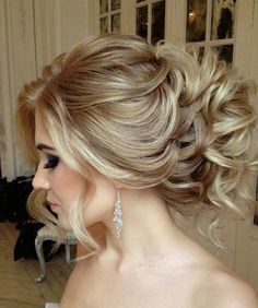 Wedding Hairstyles that are Right on Trend - MODwedding Sanggul Modern, Prom Hair Updo, Up Dos For Medium Hair, Updos For Medium Length Hair, Wedding Hairstyles Updo