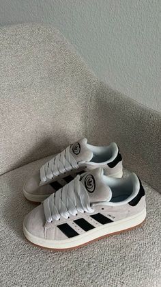 Clean Girl Sneakers, Clean Girl Shoes, Adidas Campus Shoes, Cute Casual Shoes, Nike Shoes Women Fashion, Pretty Sneakers, Back To School Shoes, White Nike Shoes