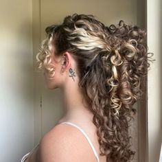 Face Framing Color Curly Hair, Beige Balayage Curly Hair, Long Curly Colored Hair, Brunette With Blonde Highlights Curly, Curly Money Piece Hair, Hair Colour Ideas For Curly Hair, Two Toned Hair Curly, Curly Hair With Blonde Streaks, Hair Inspo Color Curly