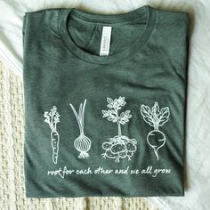 This short sleeve t-shirt features the phrase "root for each other and we all grow" and hand drawn line art illustrations of root vegetables. It is a super soft cotton blend that feels like a well-loved favorite from day one. You've found the perfect gift for the dietitian, vegetarian, vegan, cook, or general vegetable-lover in your life! Or keep it in your own wardrobe :) Choose from 5 shirt colors in the drop down menu. The design will be printed in white ink on all colors. All options are hea Damian Leigh, Gardener Aesthetic Outfit, Farmstand Recipes, Vegetarian Gifts, Gardening Backyard, Farm Clothes, Science Shirts, Production Design, Screen Printing Shirts