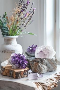 Sparkling Touch: Display Ideas for Crystals at Home Crystals Bathroom Decor, Crystal Decor Aesthetic, Display For Crystals, Crystals Display Ideas, Stone Display Ideas, Crystal Display Ideas Rock Collection, Healing Crystals Aesthetic, Ways To Display Crystals, Crystal Display Ideas Diy