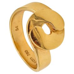 A geometric R14 ring designed by Jean Dinh Van. Beautiful geometric modernist piece, created in Paris, France at the jewelry atelier of the iconic designer Dinh Van. This lovely rare ring has been crafted in solid yellow gold of 18 karats, with very high polished finish. These sophisticated design synthesizes the architectural geometric style that characterizes Dinh Van. The daring piece incorporates the composition of two geometric circular elements. Has a total weight of 7.5 grams and the actu Jewelry Atelier, Sculpture Fashion, Paris Vintage, French Jewelry, Modernist Jewelry, Gold Sign, Geometric Ring, Ring Pictures, Sophisticated Design