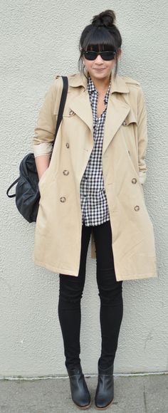 Adorable fall outfit - trench coat, gingham shirt, black denim, booties Gingham Shirt Outfit, Wander Outfit, Coated Leggings, Trench Coat Outfit, Neue Outfits, Outfit Trends, Citizens Of Humanity Jeans, Coat Outfits