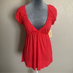 Forever21 Womens Small Solid Red V-Neck Flowy Blouse With Floral Backside Approximate Measurements In Photos. Item#8989 Red Flowy V-neck Blouse, Bohemian Red Embroidered V-neck Top, Red Floral Print V-neck Top, Forever 21 V-neck Cotton Tops, Forever 21 Red V-neck Mini Dress, Flowy Blouse, Solid Red, Forever 21 Tops, Forever 21