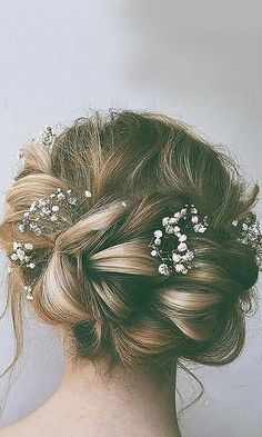 Messy Wedding Hairstyles, Romantic Bridal Updos, Hairstyles With Flowers, Messy Wedding, Messy Wedding Hair, Wedding Hairstyle Ideas, Prom Hair Updo, Braids For Medium Length Hair, Wedding Accesories