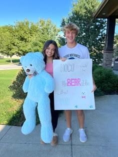 homecoming proposal Cute Hocoposals, Good Homecoming Proposals, Hoco Proposals Ideas Stuffed Animals, Cute Home Coming Proposals, Homecoming Bored Ideas, Prom Proposals For Him, Ideas For Hoco Proposal, Barbie Hoco Sign