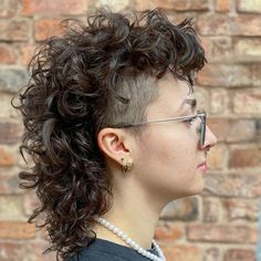 Curly Hair Short Styles Women, Medium Curly Mullet, Modern Perm Short Hair, Womens Mullet Shaved Sides, Women Mullet Shaved Sides, Short Curly Mullet Shaved Sides, Womens Short Curly Hair, Curly Mullet With Undercut, Mullet Curly Hairstyle Women