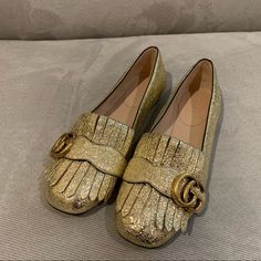 Brand New Authentic Gucci Metallic Laminate Gold Calfskin Gg Marmont Fringe Flats In Size 35. Box And Shoe Dust Bag Included. Gg Marmont, Pump Sandals, Loafer Flats, Laminate, Flat Shoes Women, Shoes Flats, Calf Skin, Dust Bag, Loafers