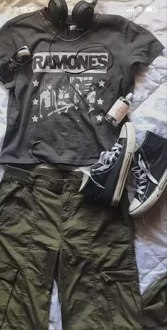 Ramones Tshirt Outfits, 90s Grunge Shorts Outfit, Steampunk Aesthetic Clothes, Ramones Shirt Outfit, Y2k Grunge Outfits Masc, Grunge Y2k Male Outfits, Grunge Fit Ideas, Grunge Y2k Outfits Street Styles, 80’s Grunge