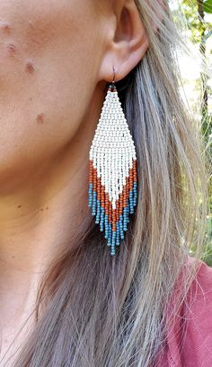 3 Color Beaded Earrings, Earring Inspired, White Beaded Earrings, Earrings For Daily Wear, Blue Beaded Earrings, Bead Weaving Tutorials, Beaded Fringe Earrings, Beaded Earrings Diy, Jewerly Beads