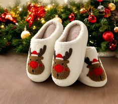 🎄 Embrace the festive spirit with our Reindeer slipper.🎅 Crafted for ultimate comfort and adorned with whimsical holiday charm, these cozy companions are the perfect treat for your feet during the winter season.Slip into the warmth of soft, plush fur that cradles your feet in holiday bliss🌟 The attention to detail adds an extra layer of joy, making these slippers a heartwarming addition to your winter wardrobe. Whether you're sipping cocoa, decorating the tree, or simply relaxing after a day Cartoon Home, Cartoon Reindeer, Christmas Slippers, Plush Slippers, Winter Slippers, Deer Print, Warm Slippers, Holiday Patterns, Christmas Couple