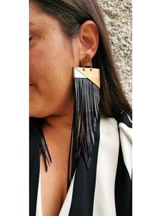 The Black and Brown Extra Long Feather Earrings are for all those who love black and bold, eye-catching jewelry. This splendid design is entirely artisanal and can become an unexpected and original gift idea for your fabulous friends. Trust me! The fringes of this model are long and lightweight (you can find all the details below;) because they are designed to accompany you on every occasion and make you feel happy and fabulous.  If you love my piece of jewelry and if you want to stay in touch with me, subscribe to my newsletter https://preview.mailerlite.io/preview/458713/sites/90337066560259337/N4Cnk2   MATERIALS Black and Brown Extra Long Feather Earrings: Hypoallergenic nickel-free steel, high-quality tempered glass cylinders, leather.  DIMENSIONS Black and Brown Extra Long Feather Ear Cold Cream, Studded Necklace, Leather Detail, Feel Happy, Love Black, Colorful Jewelry, Black Fringe, Large Earrings, Feather Earrings