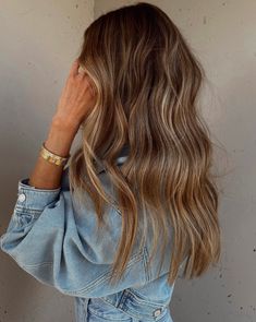 50+ Bronde Haircolor Ideas You Must Try This Season! - Prada & Pearls Haircolor Ideas, Light Brunette Hair, Rambut Brunette, Apartment Stuff, Bronde Balayage, Brown Hair Inspo