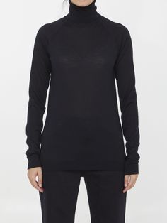 Vas turtleneck crafted from black wool,silk and cashmere with knitted design. Slim fit. The model is 180cm tall and wears size S. Size nationality: US Product number: 2656781 Product code: ARMTMKN04WS02002 Composition: 70% virgin wool, 20% silk, 10% cashmere