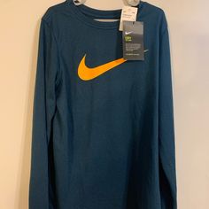 Brand New With Tags Nothing Wrong With It Nike Long Sleeve T-shirt For Spring, Long Sleeve School Shirt With Graphic Print, Long Sleeve Graphic Print School Shirt, Casual Long Sleeve Tops For School, Nike Winter Graphic Print Tops, Nike Winter Tops With Graphic Print, Nike Graphic Print Tops For Winter, Nike Graphic Print Winter Tops, Sports Long Sleeve Tops With Logo Print