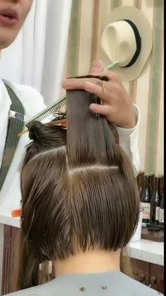 Short Hair Cuts For Women Thinner Hair, Short Angled Bob Haircut, Point Cut Hair, Haircut Techniques, Short Stacked Bob Haircuts, Cut Own Hair, Hair Cut Guide, Easy Hair Cuts, Corte Bob