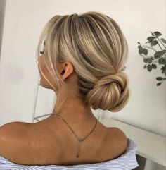 Vanesa Adelson | Дизайн и образ Wedding Hair Bun With Veil, Bride Hairstyles Bun, Blonde Hair Bun, Bride Hairstyles Updo, Bridesmaid Hair Inspo, Bridal Party Hair, Wedding Bun Hairstyles, Wedding Hair Up, Simple Prom Hair