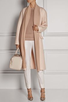 Mode Casual, Cashmere Coat, Fashion Over 50, White Pants, Victoria Beckham, Look Fashion, Bottega Veneta