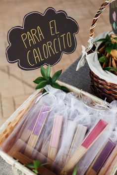 a basket filled with books next to a sign that says para el calorcit