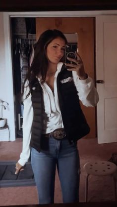 Western School Fits, Western Cold Weather Outfit, Rodeo Style, Fall Rodeo Outfits For Women, Outfit Ideas Bootcut Jeans, Western Vest Outfit, Outfit Ideas Western, Western Looks, Cute Country Girl Outfits