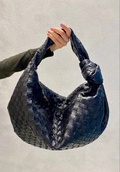 Bags Bottega Veneta, Tasker Fashion, Cool Handbag, Botegga Venetta Bags, Bottega Veneta Bag Jodie, Bottega Handbag, Bottega Veneta Bag Outfit, Jodie Bottega, Bottega Bags