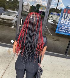 Cute Braided Hairstyles For Black Women With Color, Red Peekaboo Braids With Curls, Red And Black Knotless Braids With Curls, Cute Braided Hairstyles With Color, Peakooboo Braids, Red And Black Box Braids With Curly Ends, Knotless Box Braids With Color And Curls, Box Braids Black And Red, Braids With Color And Curls