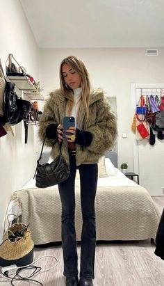 Boho Chic Winter Outfits, Boho Chic Outfits Winter, Madrid Outfits, Races Outfit, Winter Capsule Wardrobe, Cold Outfits, Coat Outfit