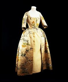 Embroidered silk English gown. Anna Maria Garthwaite, English Gown, 1780s Fashion, 18th Century Dresses, 18th Century Gown